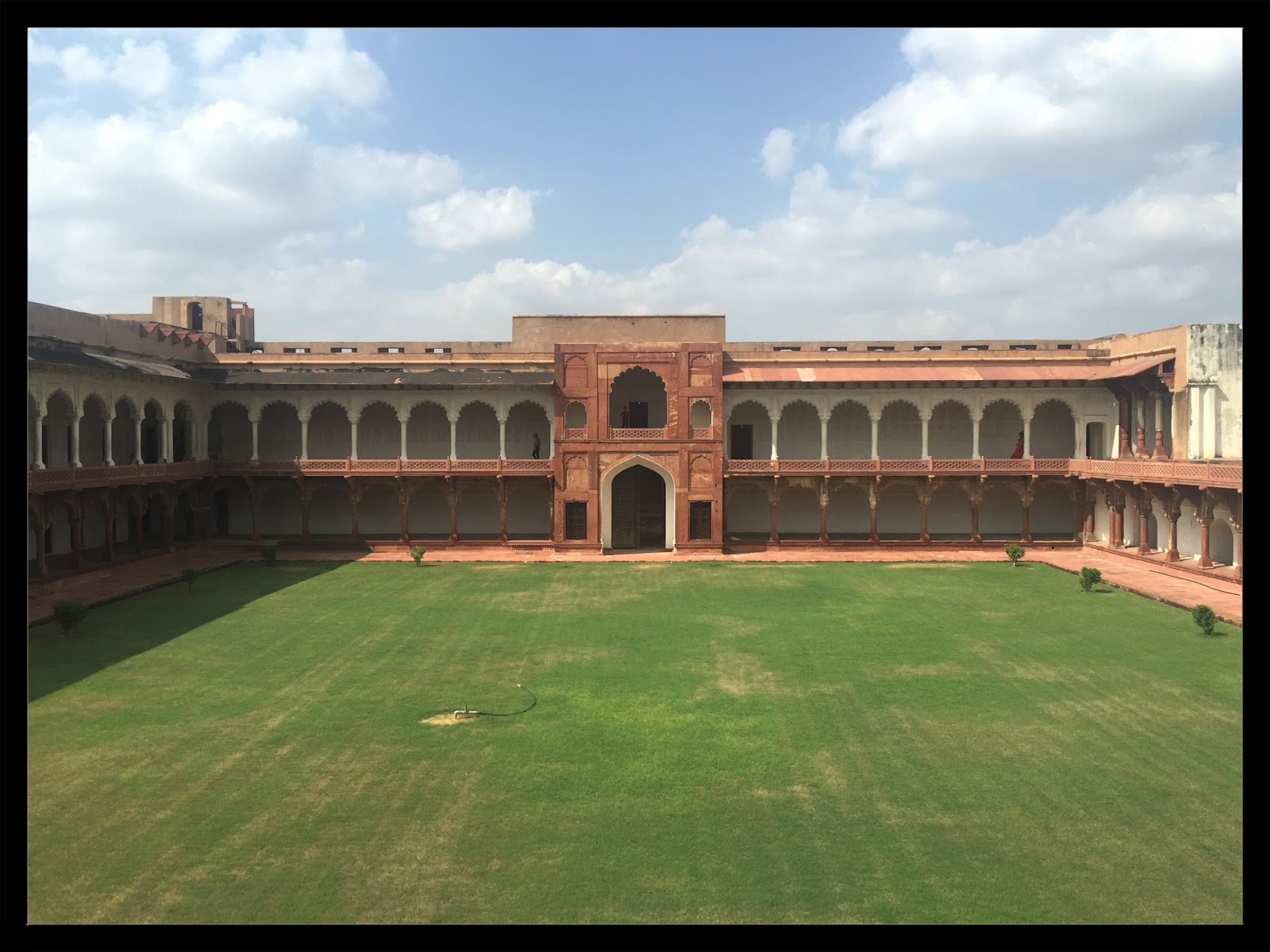 Agra Kalesi: Şah Cihan'ın Mümtaz Mahal ile ilk kez göz göze geldiği avlu