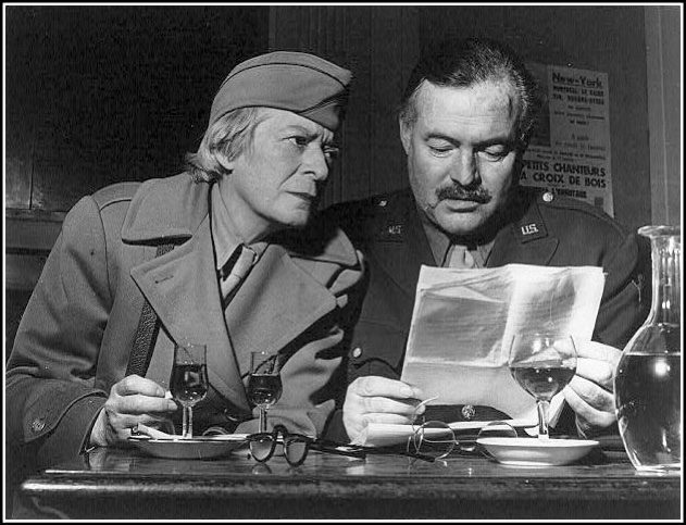 Hemingway, Amerikalı yazar Janet Flanner ile Les Deux Magots'da.